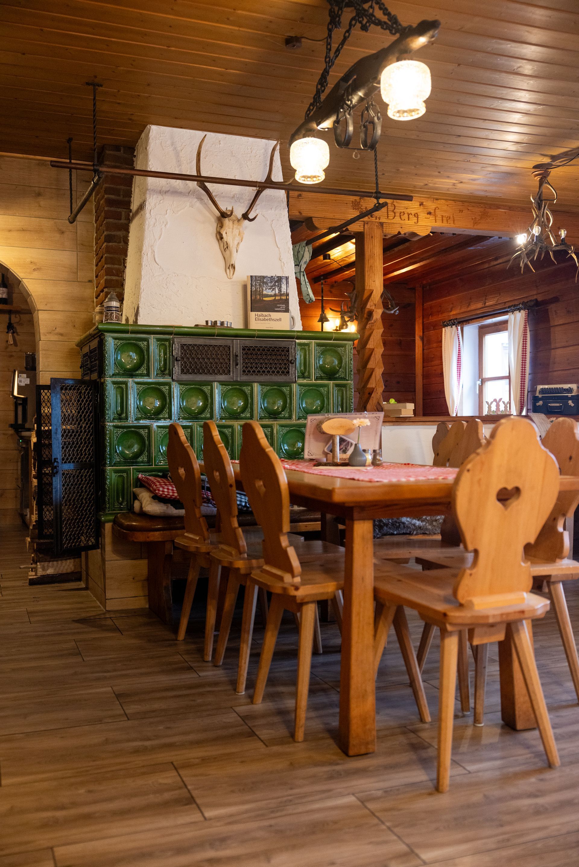 Gemütliche Gaststube im Kreuzhaus