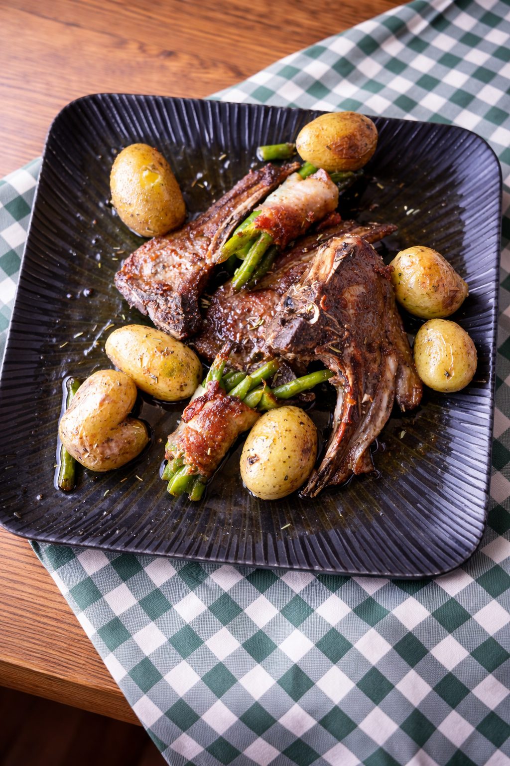 Lammkoteletts mit Speckbohnen und Rosmarinkartoffeln