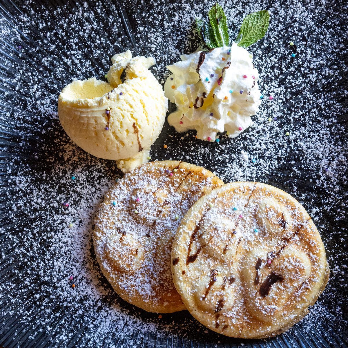 Waffeln à la Bello mit Vanilleeis und Sahne